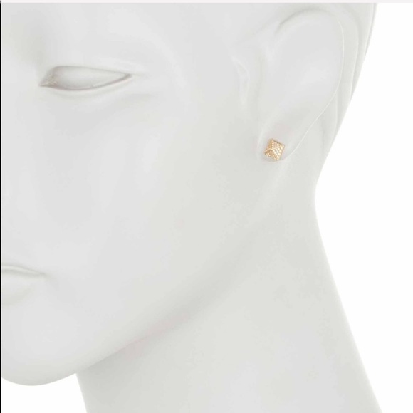 💕x3HP💕14k gold Diamond pyramid stud earrings - Picture 2 of 9